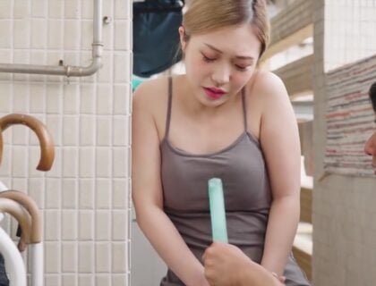 สามีไม่อยู่ภรรยาของเขาตกกับสามีของเธอ