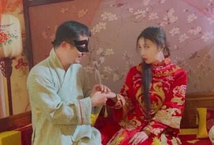 หญิงสาวที่มีเสน่ห์ที่ถูกแอบดูโดยคนรวยเพื่อตอบสนองความหลงใหลของเขา