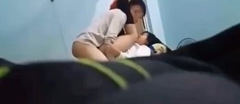 ในขณะที่กอดกับแฟนของเธอพ่อแม่ก็กลับมาทันที
