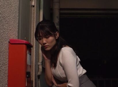 สาวโกรธมาที่เคาะประตูเพื่อนบ้านเพราะเสียง 'ภารกิจ' เสียงดังเกินไปและตอนจบที่ไม่คาดคิด