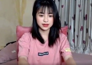 เธออวดร่างที่ร้อนแรงของเธอ