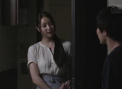 สาวสวยช่วยตัวเองและกรีดร้องอย่างหลงใหลทำให้เพื่อนบ้านระเบิด