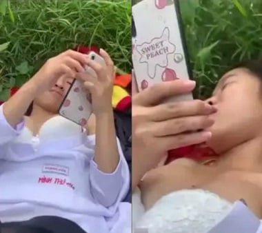 นักเรียนสองคนดื่มด่ำกับช่วงเวลาที่ลับๆล่อๆ
