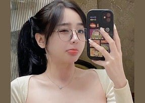 ดอกไม้รั่วไหลออกมาจากคลิปร้อนออนไลน์