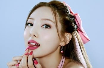 Nayeon สองครั้งถ่ายทำเมื่อเธอรักแฟนที่ร้อนแรงของเธอ