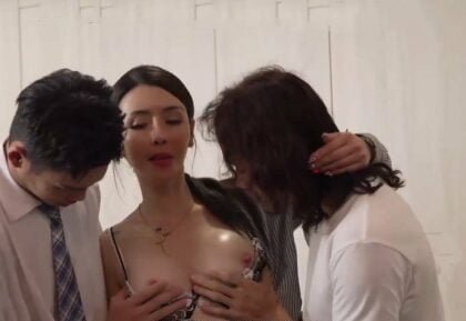 แม่หัวนมใหญ่ที่มีลูกชายสองคน
