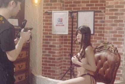 นักแสดงหญิงเซ็กซี่โชว์ร่างของเธอทำให้เขากระหายถ่ายรูปร้อน