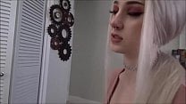 Skylar Vox ลอยอยู่บนกระเจี๊ยวที่งดงาม