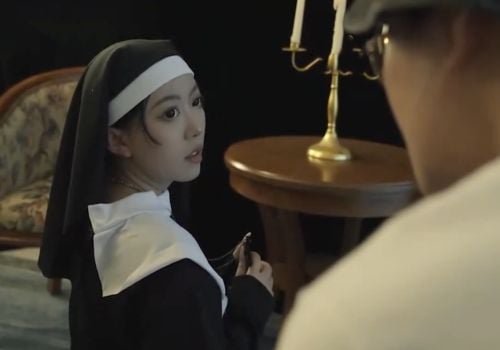 ครูผู้สอนกลับมาเกลี้ยกล่อมนักเรียนหลังจากแยกกัน 10 ปี